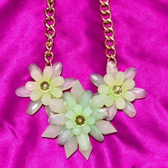 Mint statement necklace. - Picture 8 of 9